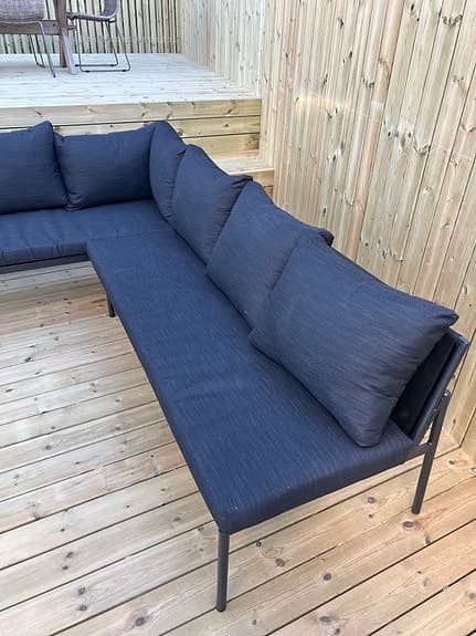 Utesoffa med svarta dynor