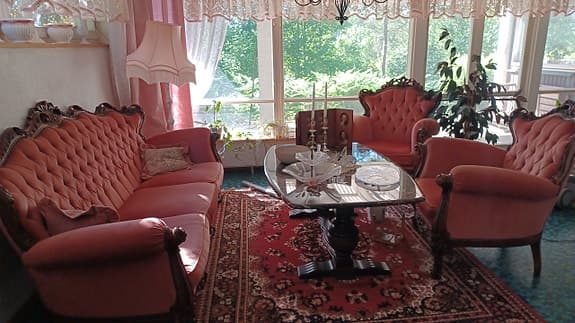 Elegant soffgrupp i klassisk rokoko-stil