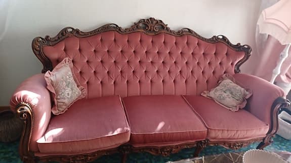 Elegant soffgrupp i klassisk rokoko-stil