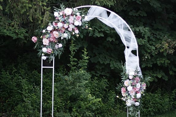 Brudbåge med blommor och tyll