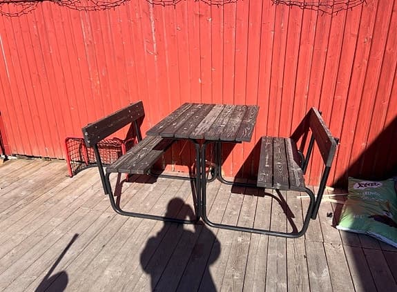 Trädgårdsbord med fasta bänkar i trä och metall