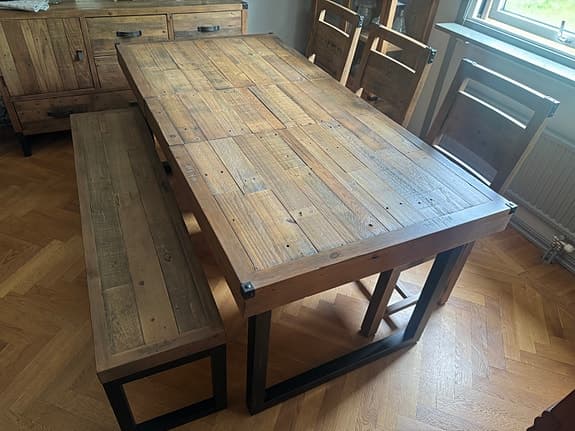 Woodenforge Matgrupp: bord, bänk+4 stolar