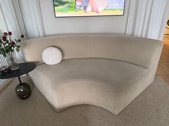 Konkavformad soffa från Sweef