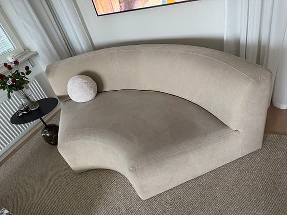 Konkavformad soffa från Sweef
