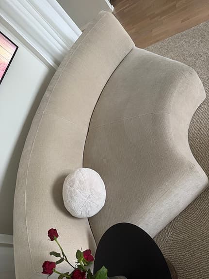 Konkavformad soffa från Sweef