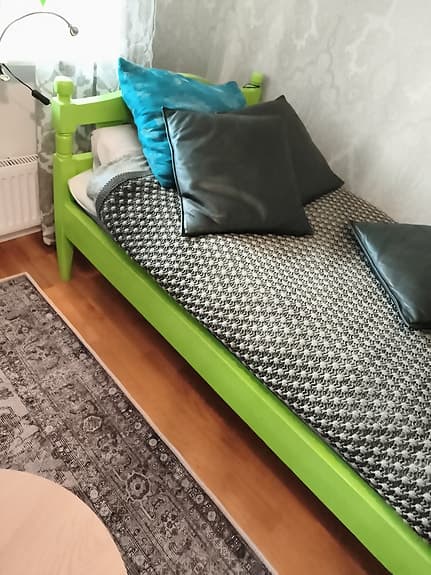 90 cm grön säng, byggd helt i trä