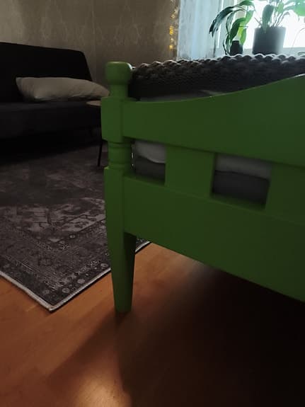 90 cm grön säng, byggd helt i trä