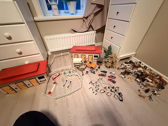 Schleich hästgård med stall, hästar och tillbehör