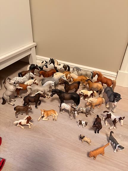 Schleich hästgård med stall, hästar och tillbehör