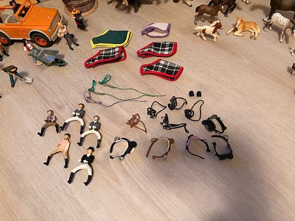 Schleich hästgård med stall, hästar och tillbehör