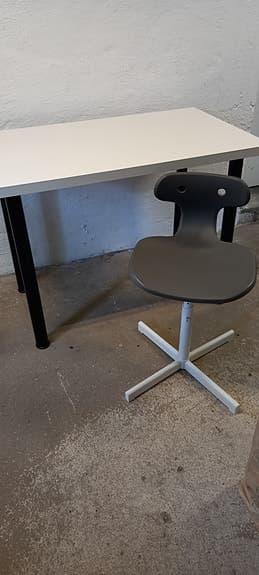 IKEA stol med justerbar höjd och vit kryssfot