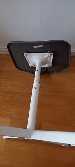 IKEA stol med justerbar höjd och vit kryssfot