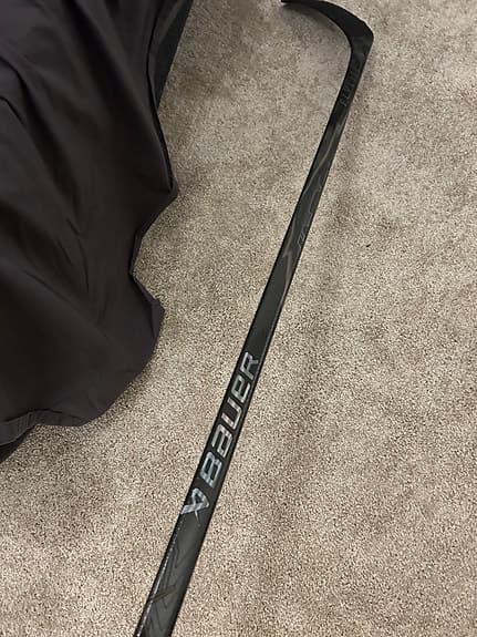 Bauer hockeyklubba svart PM right 70 flex. Svart flylite