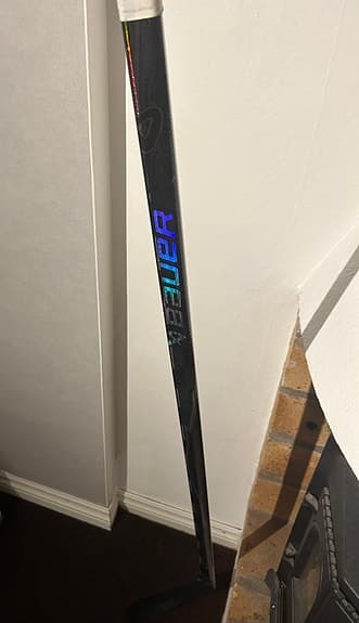 Bauer hockeyklubba svart PM right 70 flex. Svart flylite