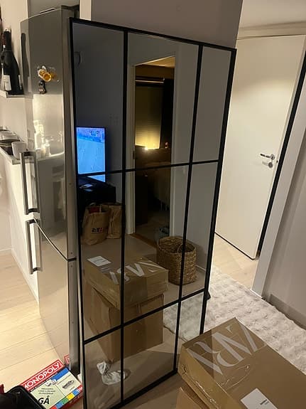 Jysk Studstrup spegel med svart metallram