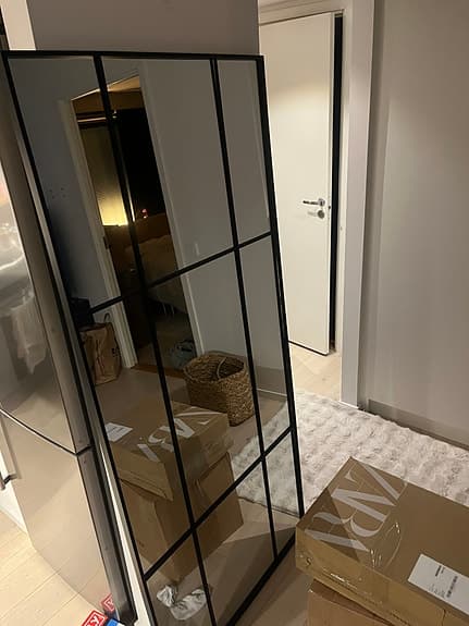 Jysk Studstrup spegel med svart metallram