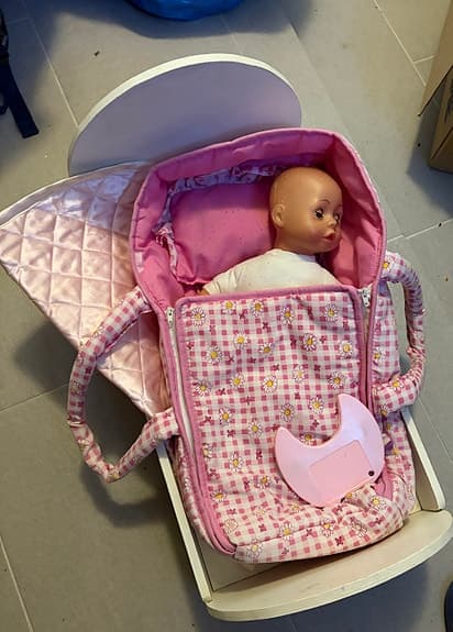 Baby Born docka med mjuk bärsele rosa i babysäng