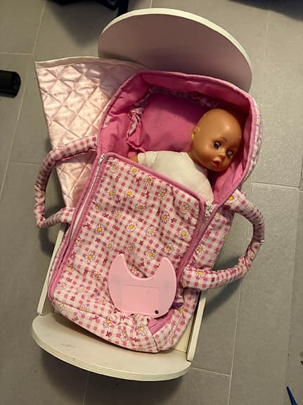 Baby Born docka med mjuk bärsele rosa i babysäng