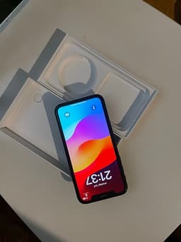 iPhone XR med 64 GB lagringsutrymme. Telefonen har en batterikapacitet på 83%.