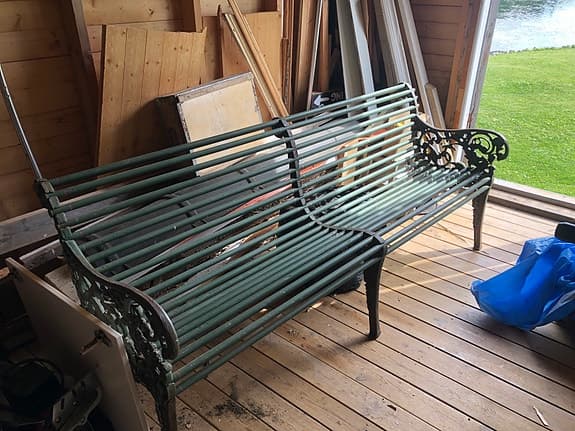 Grön gjutjärnssoffa från Forsviksbruk 1800 för trädgård/uteplats