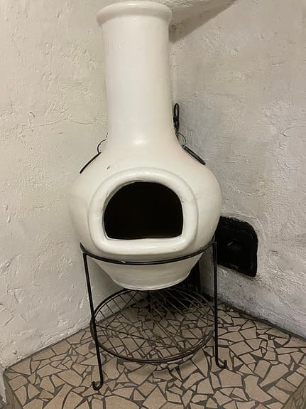 Vit eldstad/kamin i keramik med etanolkassett
