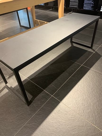 Svart bänk i stål