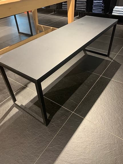 Svart bänk i stål