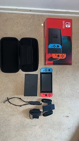 Nintendo Switch spelkonsol med blå/röd Joy-Con