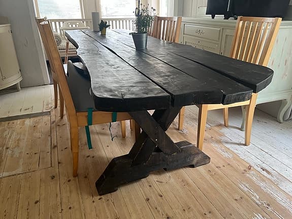 Rejält matbord i mörkbetsat trä (267 cm)