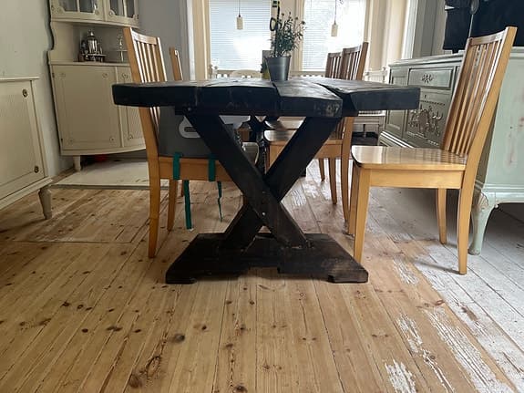 Rejält matbord i mörkbetsat trä (267 cm)