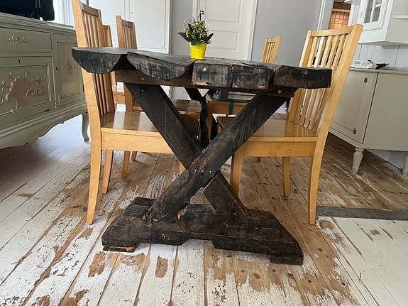 Rejält matbord i mörkbetsat trä (267 cm)