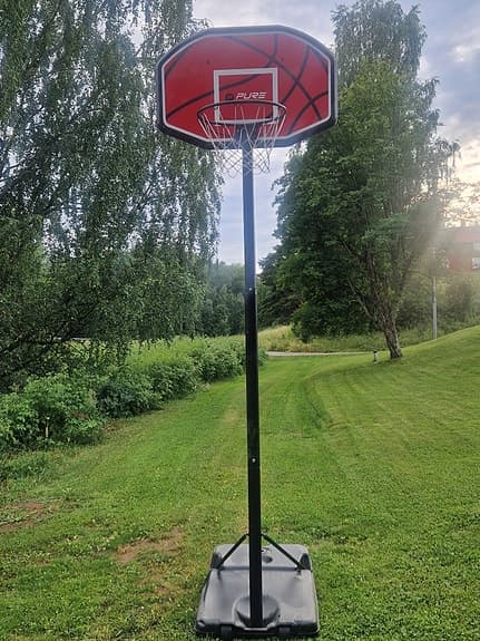 Pure basketkorg på fot utomhus