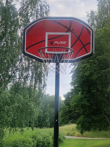 Pure basketkorg på fot utomhus