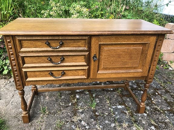 Byrå sideboard med snidade ben vintage