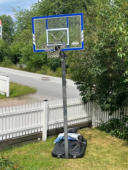 Basketkorg på fot