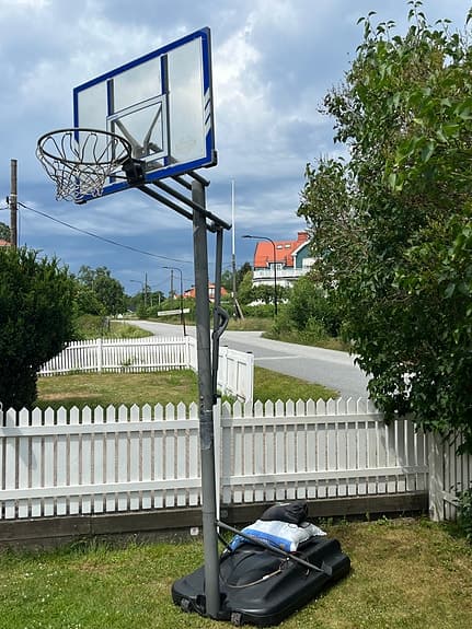 Basketkorg på fot