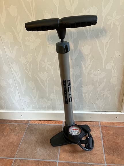 BETO cykelpump med manometer