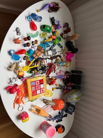 Blandat Leksakslot Figurer Djur Dockor Bilar – 40–50 Delar