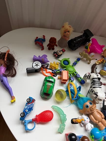 Blandat Leksakslot Figurer Djur Dockor Bilar – 40–50 Delar