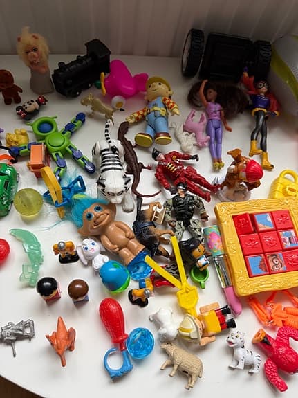 Blandat Leksakslot Figurer Djur Dockor Bilar – 40–50 Delar