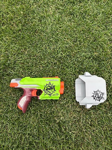 Nerf leksakspistol Zombie Strike med sköld