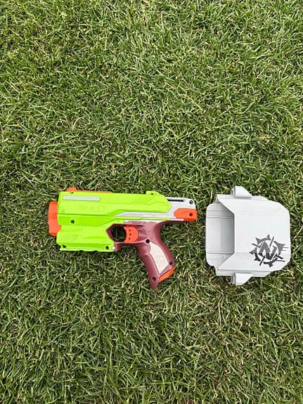 Nerf leksakspistol Zombie Strike med sköld