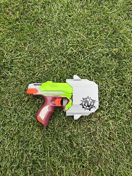 Nerf leksakspistol Zombie Strike med sköld