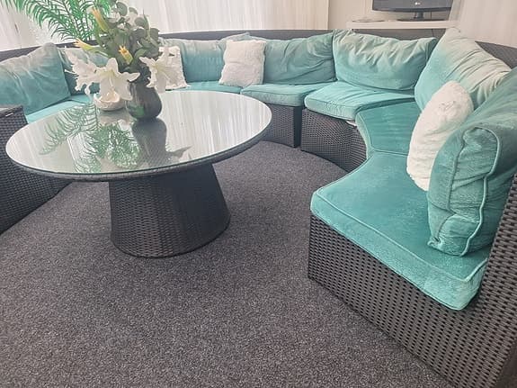 Stor exklusiv loungegrupp i konstrotting rund + extra fodral