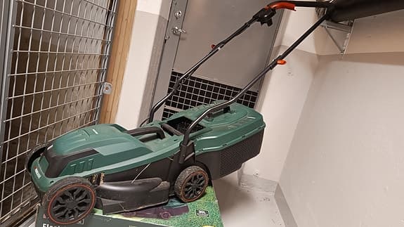 Gräsklippare drivs med el via förlängningssladd (ej batteri)