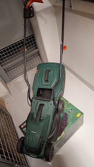 Gräsklippare drivs med el via förlängningssladd (ej batteri)