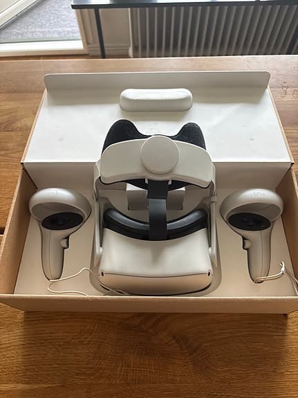 Meta Quest 2 VR-headset med handkontroller och headstrap