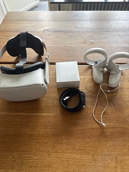 Meta Quest 2 VR-headset med handkontroller och headstrap