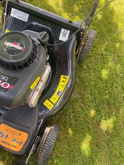 Briggs & Stratton bensindriven gräsklippare svart