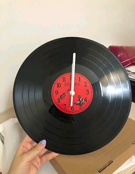 Väggklocka i form av vinylskiva